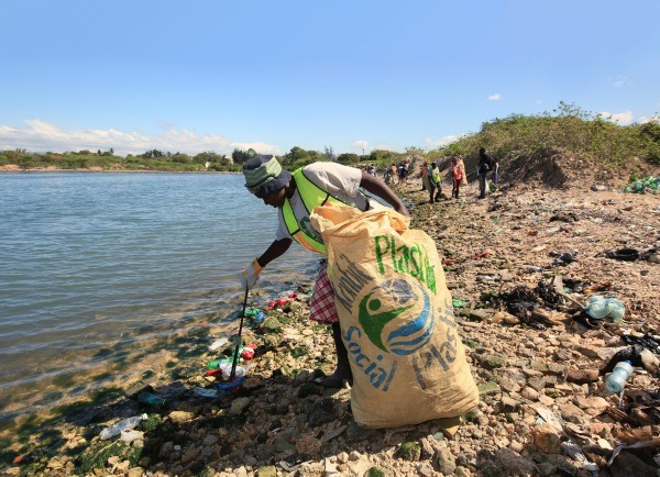 Am Welttag der Ozeane feiern Henkel und Plastic Bank 5 Jahre Zusammenarbeit, um die Plastikmeere zu säubern, durch Verwandlung in Einkommensquellen
