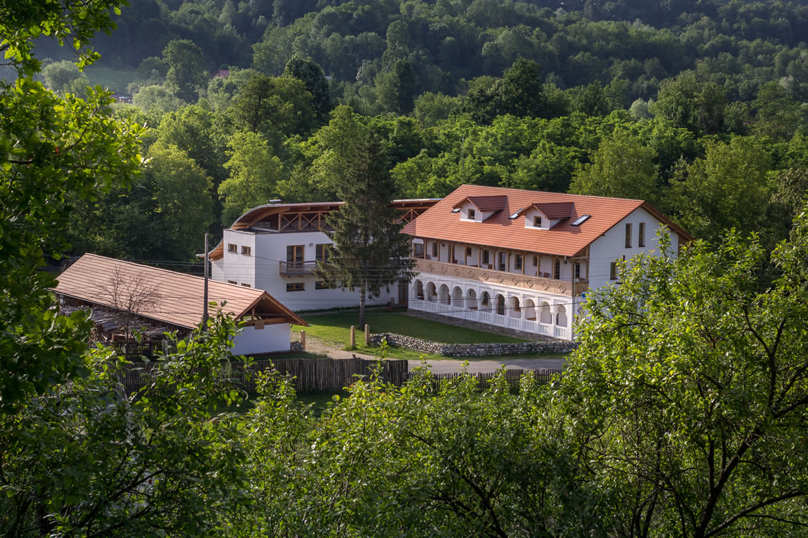 Invitație la HANUL VATRA, un loc autentic, discret, rural