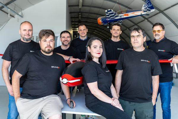 BraveX semnează un parteneriat strategic cu Uniq Things pentru operaționalizarea tehnologiei „Swarm-as-a-Service” (drone)