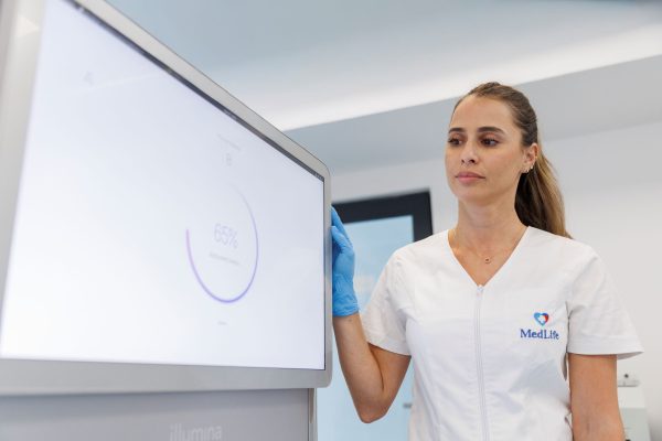 MedLife testează aplicabilitatea clinică a genomicii: primele date indică legături măsurabile între riscul genetic și analizele uzuale