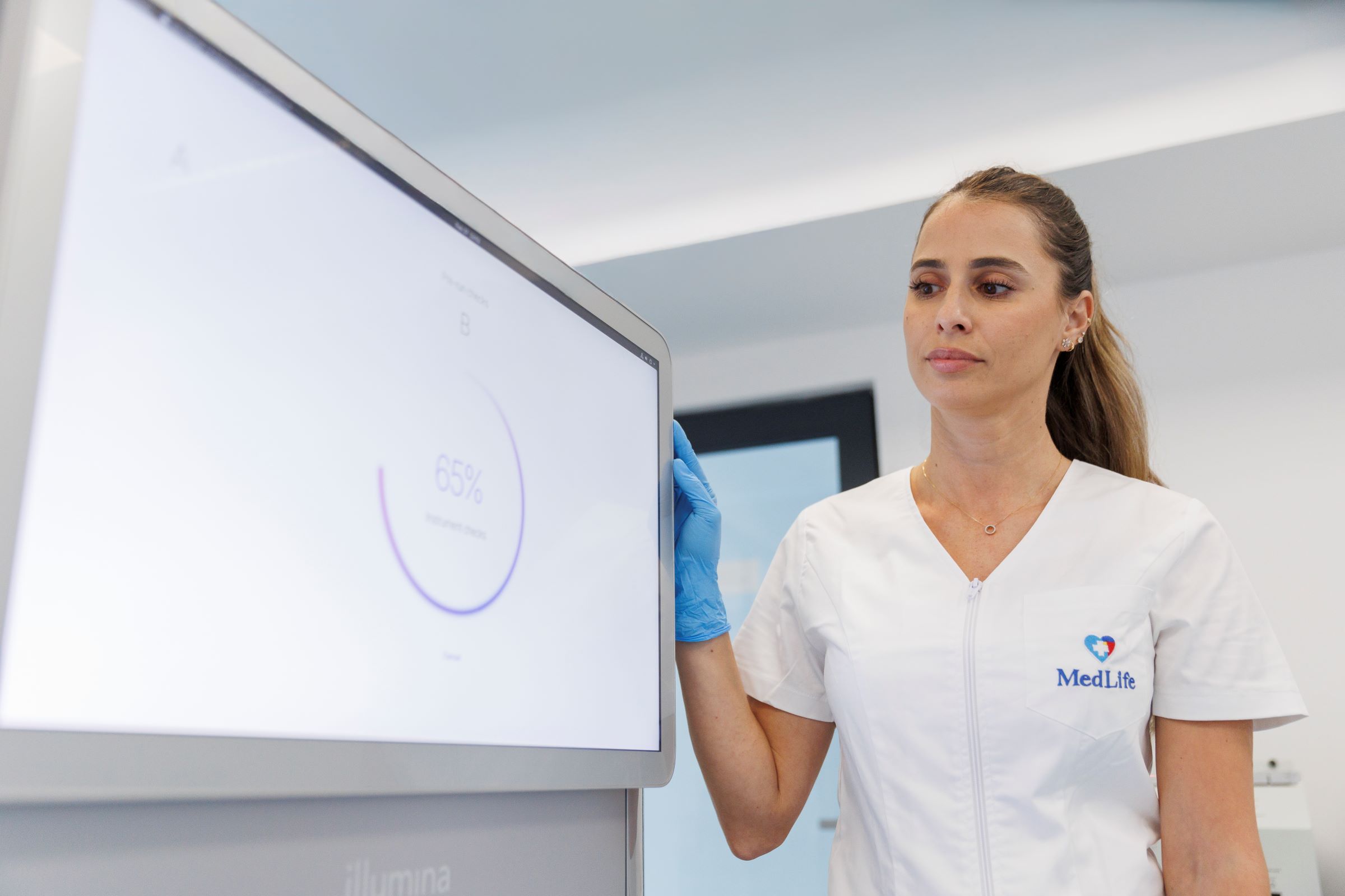 MedLife testează aplicabilitatea clinică a genomicii: primele date indică legături măsurabile între riscul genetic și analizele uzuale